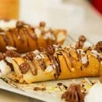 Pannenkoeken met noten en karamelsaus
